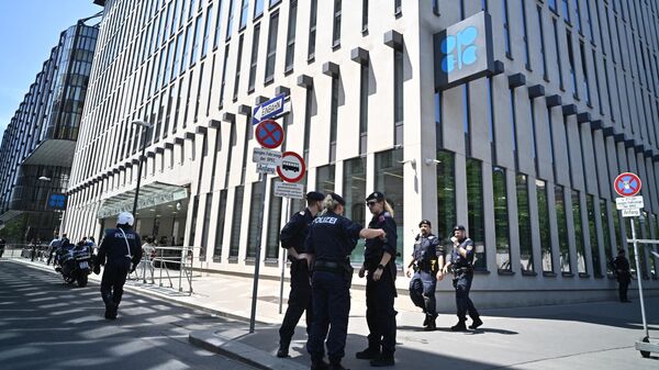 Полицейские возле штаб-квартиры Организации стран — экспортеров нефти (ОПЕК) в Вене