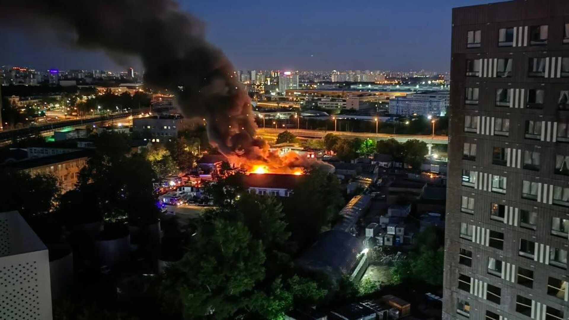 На юго-востоке Москвы загорелся торговый центр