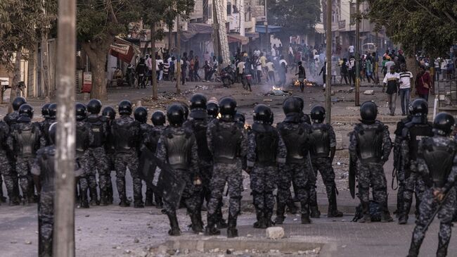 Сенегальская жандармерия блокирует дорогу во время протестов в Дакаре