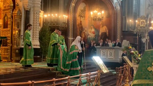 Патриарх Кирилл возглавляет литургию в храме Христа Спасителя