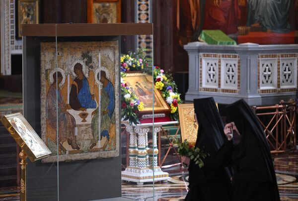 Монахини у иконы Святой Троицы перед началом патриаршего служения по случаю принесения иконы в храм Христа Спасителя в Москве