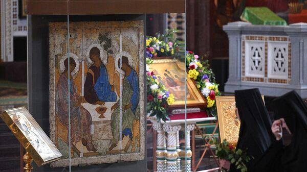Монахини у иконы Святой Троицы в храме Христа Спасителя в Москве