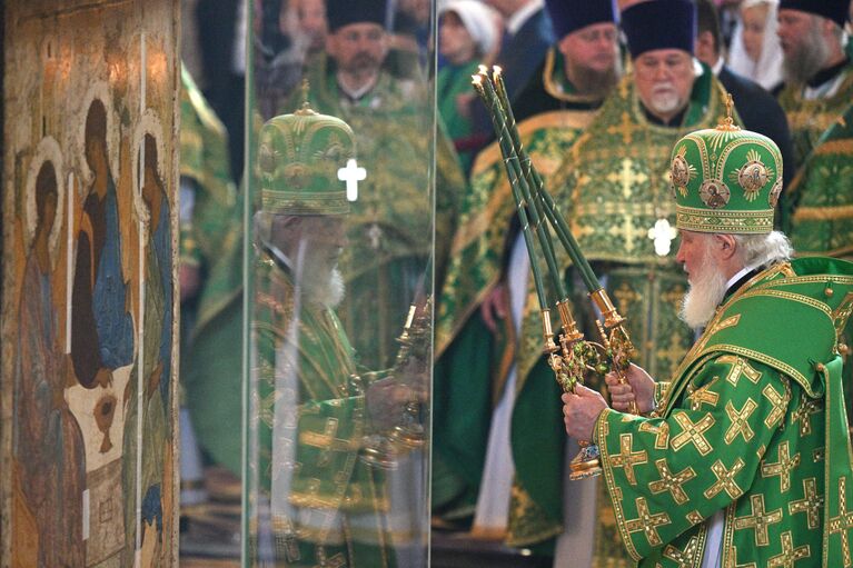 Патриарх Московский и всея Руси Кирилл на патриаршем служении по случаю принесения иконы Святой Троицы в храм Христа Спасителя в Москве