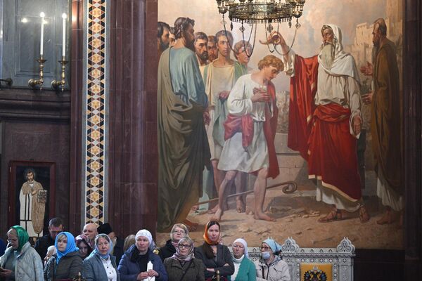 Верующие перед началом патриаршего служения по случаю принесения иконы Святой Троицы в храм Христа Спасителя в Москве