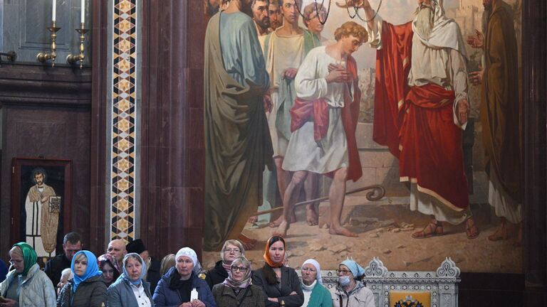 Верующие перед началом патриаршего служения по случаю принесения иконы Святой Троицы в храм Христа Спасителя в Москве