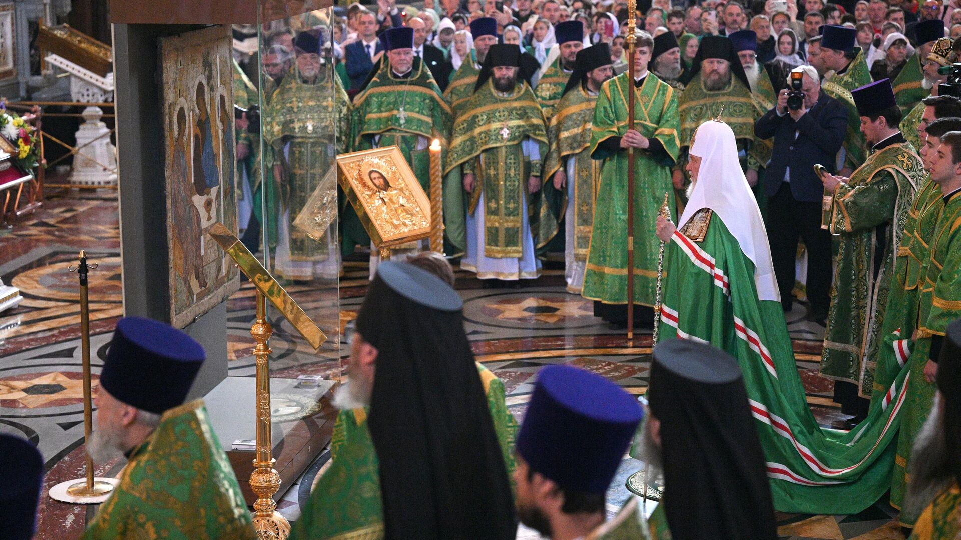 Патриарх Московский и всея Руси Кирилл на патриаршем служении по случаю принесения иконы Святой Троицы в храм Христа Спасителя в Москве - РИА Новости, 1920, 04.06.2023