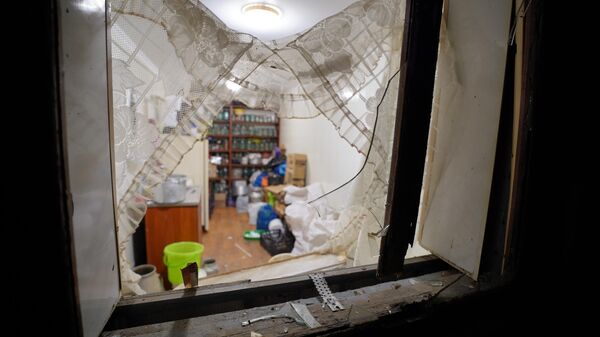 Окно жилого дома, поврежденного в результате обстрела Горловки в ДНР со стороны ВСУ