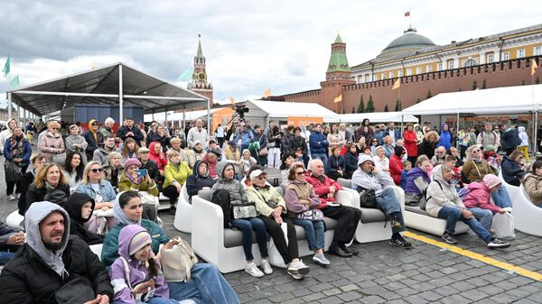 Посетители IX книжного фестиваля Красная площадь в Москве