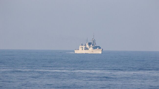 Канадский фрегат Halifax HMCS Montreal (FFG 336) во время перехода через Тайваньский пролив. 3 июня 2023 года