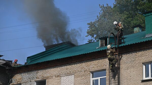 Пожарные работают на тушении пожара в здании Центральной клинической больницы на улице Пирогова в Новосибирске