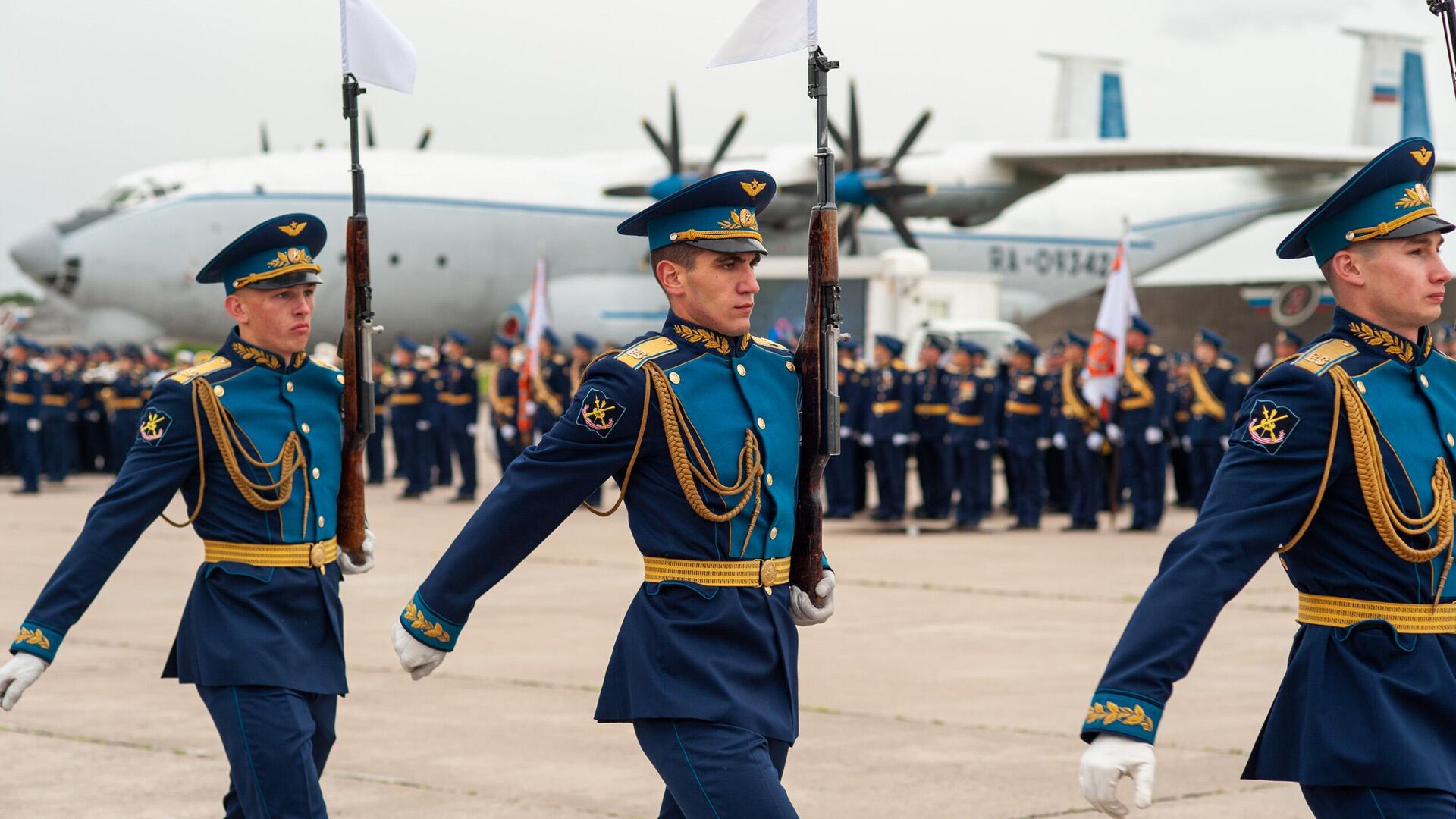 В Твери отметили 80-летие военно-транспортной авиационной Минской дивизии - РИА Новости, 1920, 04.06.2023