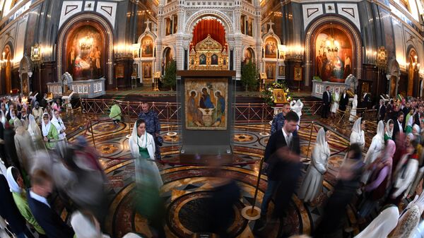 Верующие у иконы Святой Троицы после патриаршего служения по случаю принесения иконы в храм Христа Спасителя в Москве