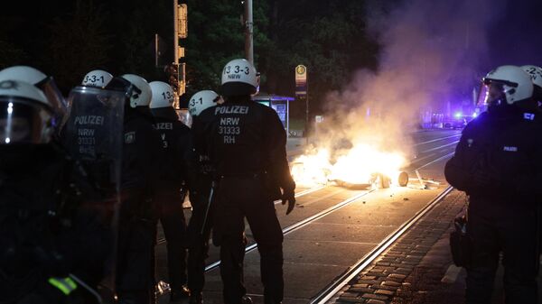 Полицейские во время протеста крайне левых активистов в Лейпциге