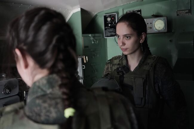 Сестры у радиорелейной станции 