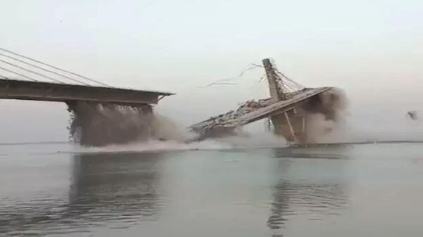 Обрушение недостроенного моста в индийском штате Бихар. Кадр видео очевидца