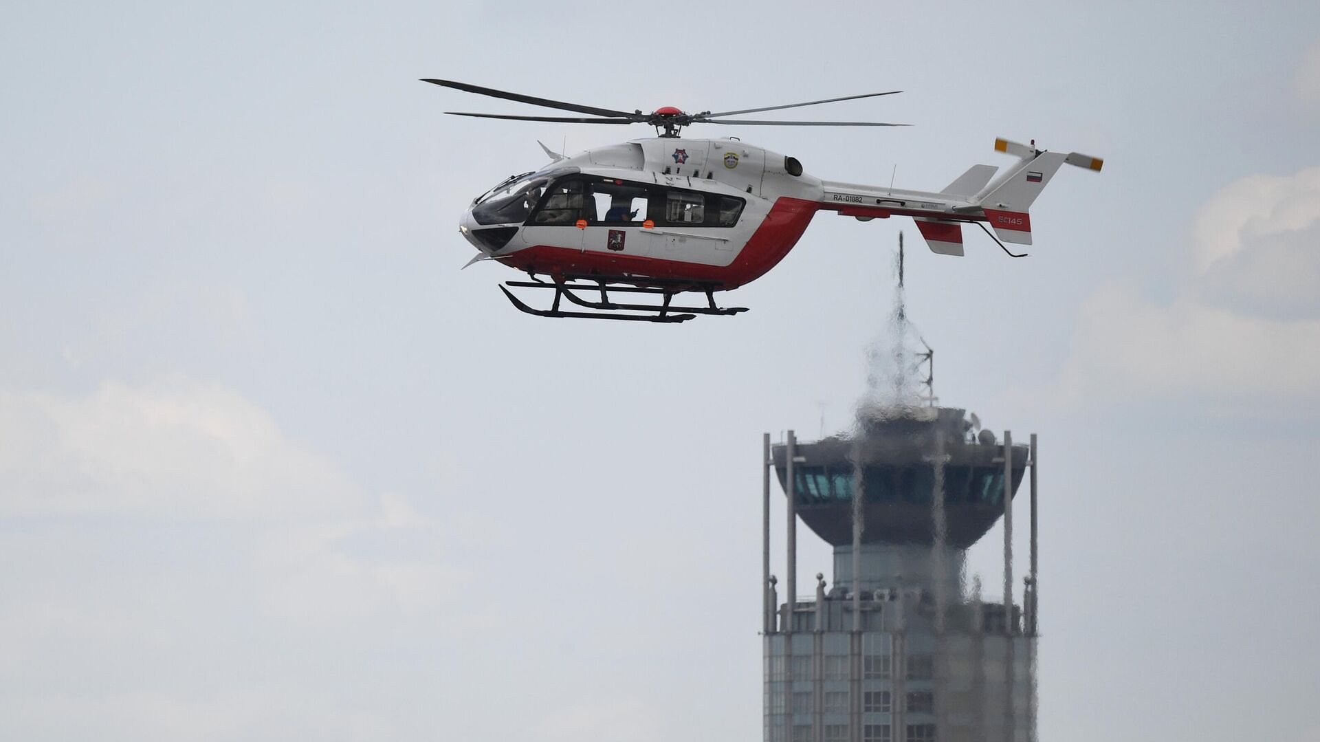 Вертолет авиацентра Москвы круглосуточно дежурит при ММКЦ 