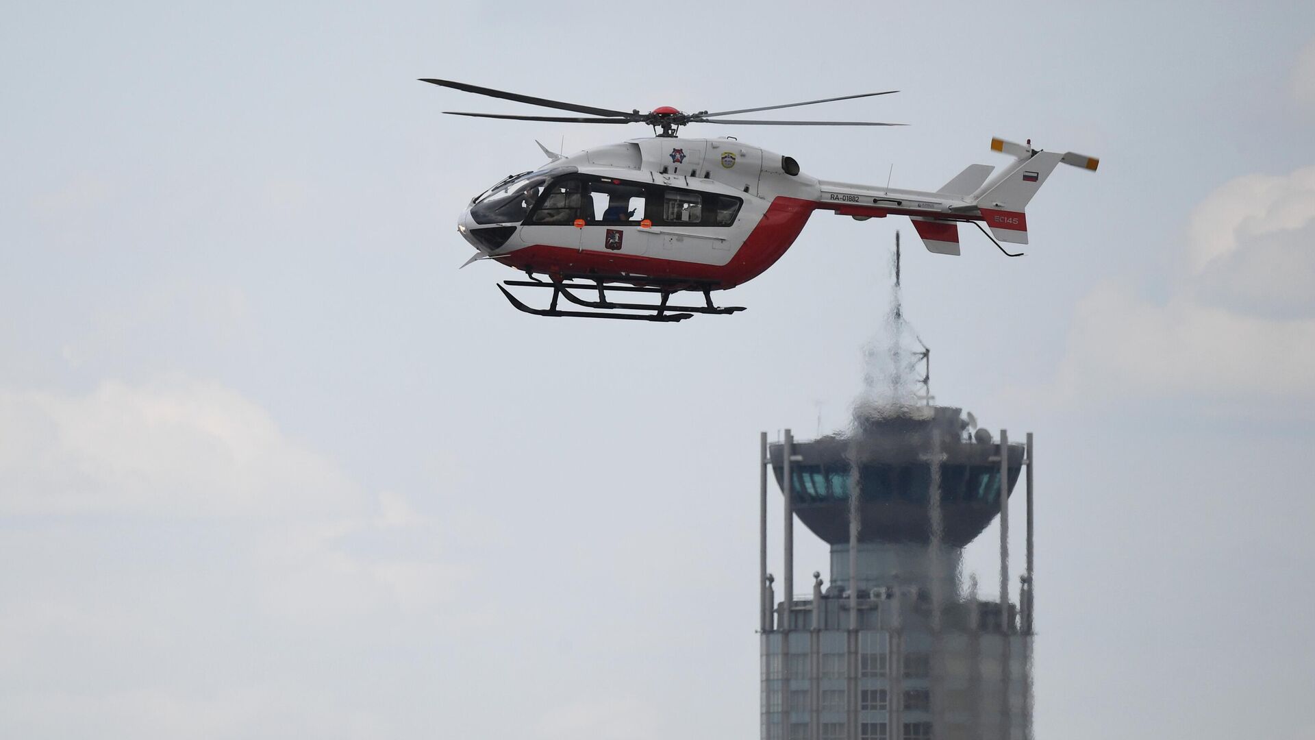 Легкий многоцелевой вертолет ВК117С-2 санитарной авиации Московского авиацентра в Москве - РИА Новости, 1920, 03.10.2023