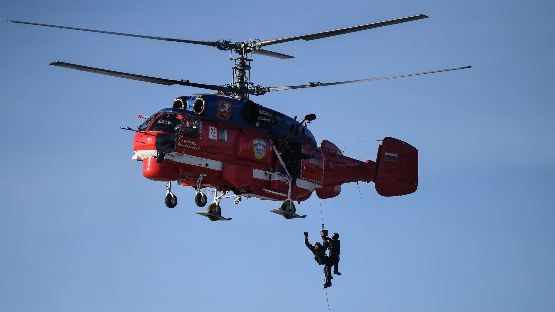 Подъем людей из водоема с помощью вертолета Ка-32 на учениях  - РИА Новости, 1920, 22.04.2024