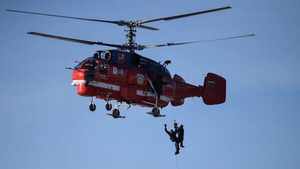 Подъем людей из водоема с помощью вертолета Ка-32 на учениях 
