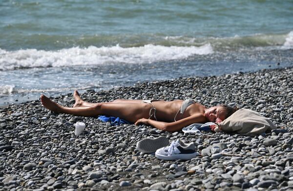 Девушка загорает на пляже в Сочи