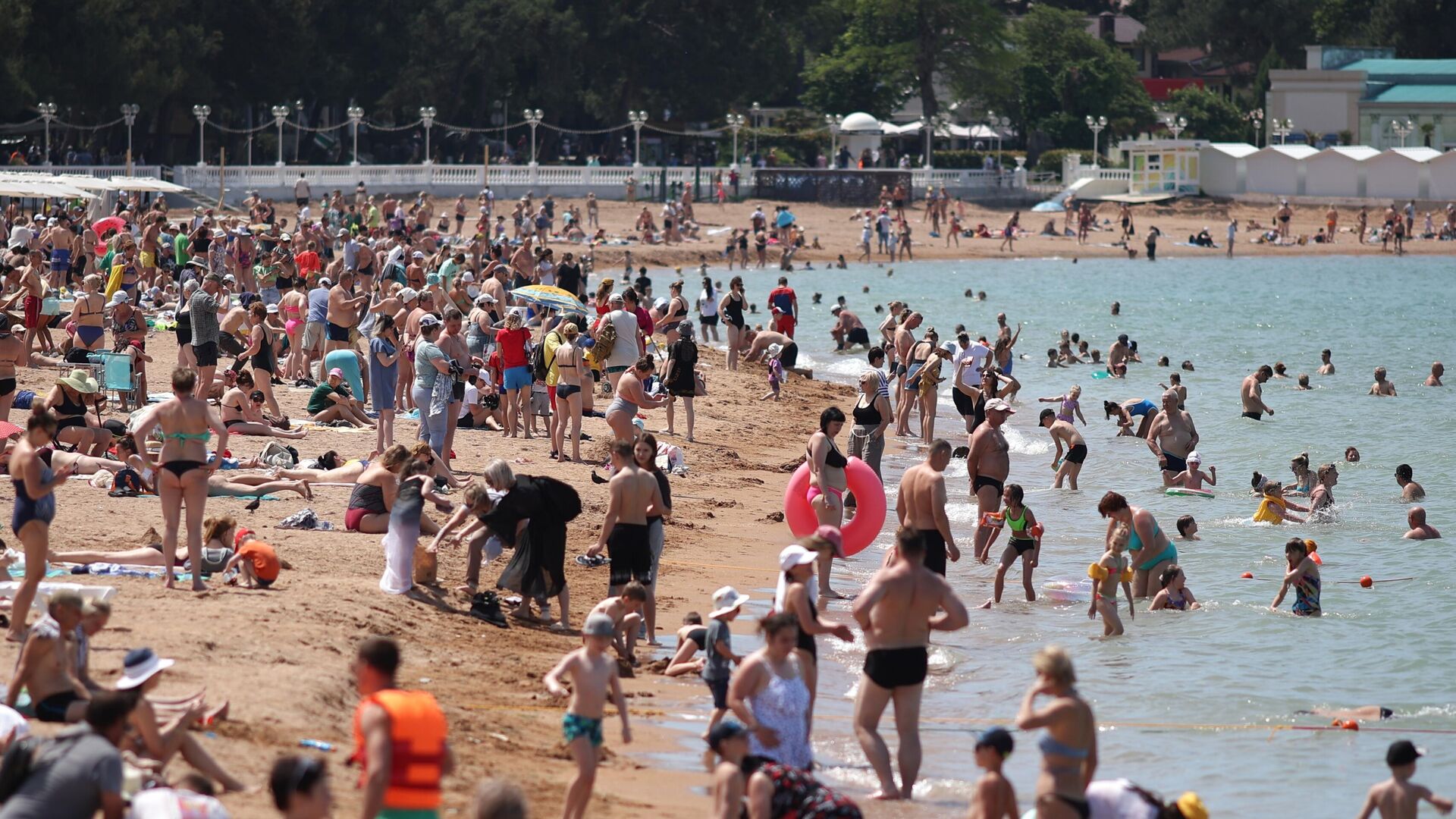 Отдыхающие на одном из пляжей города Геленджик - РИА Новости, 1920, 28.07.2023