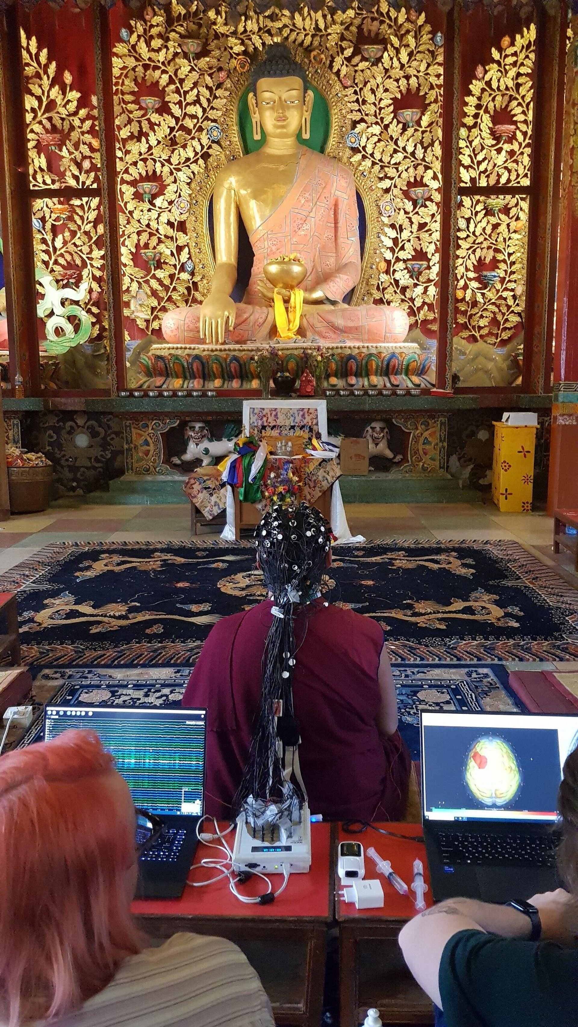 Исследования мозга буддийского практика во время медитации перед статуей Будды в монастыре в Непале - РИА Новости, 1920, 06.06.2023