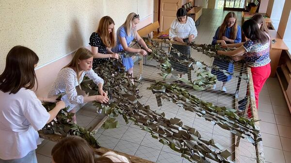 Студенты и преподаватели в Башкирии плетут маскировочные сети для бойцов спецоперации