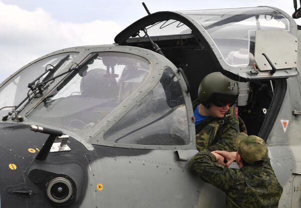 Пилот в кабине ударного вертолета Ка-52 группировки Юг перед боевым вылетом в зоне проведения специальной военной операции на Артемовском направлении