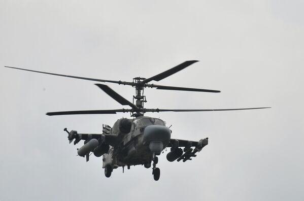 Ударный вертолет Ка-52 группировки Юг в небе в зоне проведения специальной военной операции на Артемовском направлении