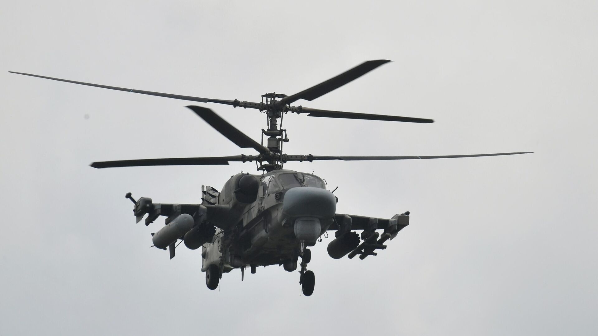 Ударный вертолет Ка-52 группировки Юг в небе в зоне проведения специальной военной операции на Артемовском направлении - РИА Новости, 1920, 19.06.2023