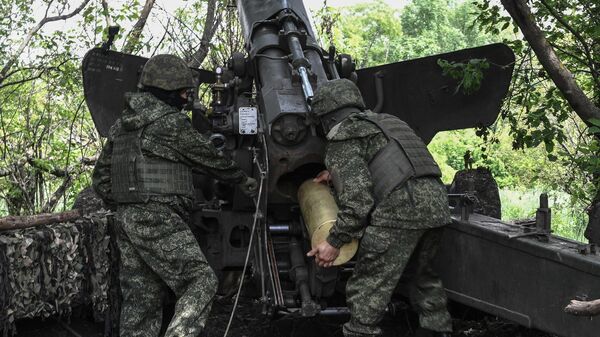 Военнослужащие ВС РФ производят боевую стрельбу из самоходной артиллерийской установки