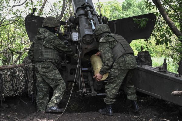 Военнослужащие ВС РФ на Запорожском направлении производят боевую стрельбу из самоходной артиллерийской установки Гиацинт-С по украинской САУ