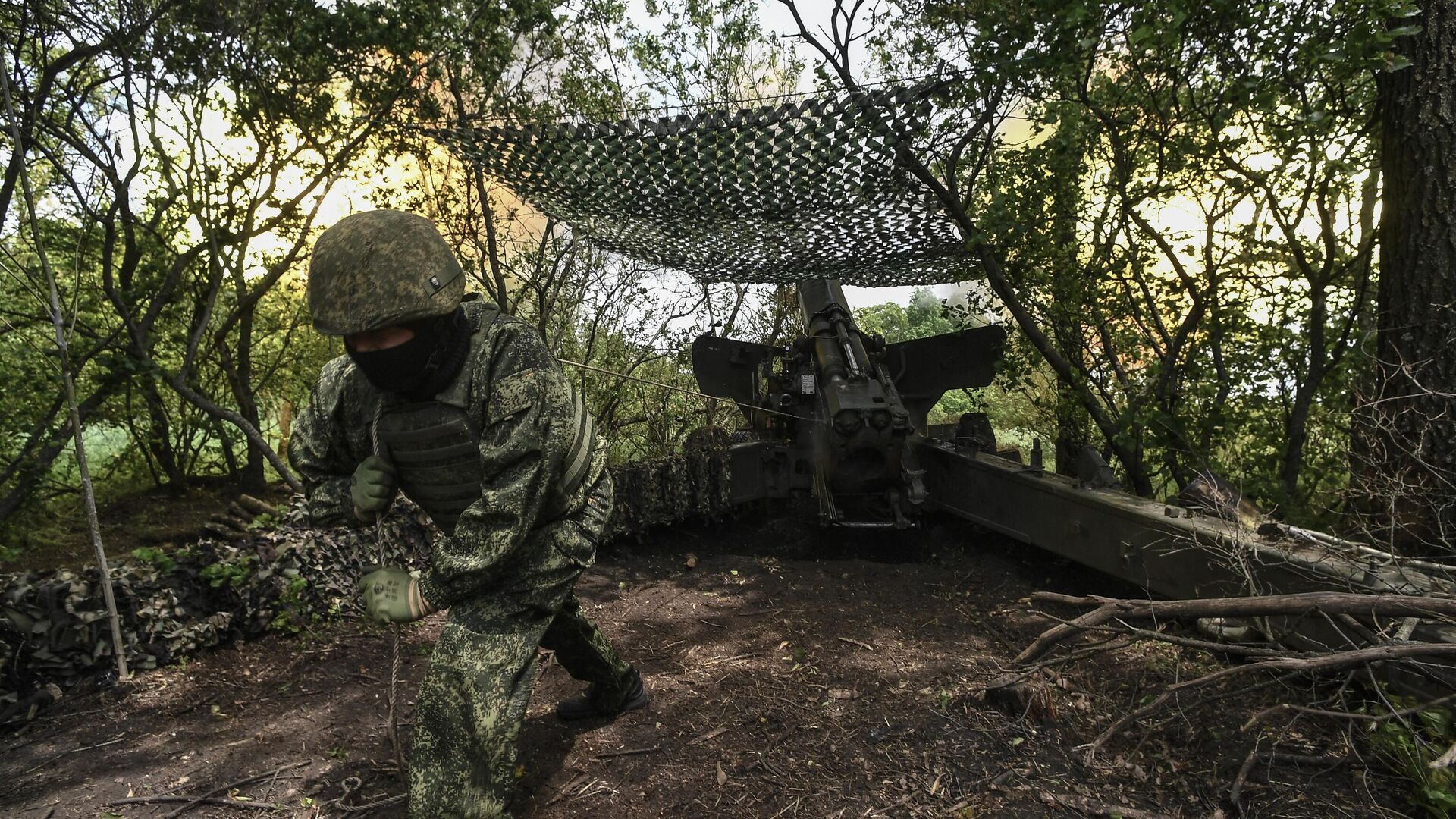 Военнослужащий ВС РФ на Запорожском направлении производит боевую стрельбу из самоходной артиллерийской установки  Гиацинт-С - РИА Новости, 1920, 04.08.2023