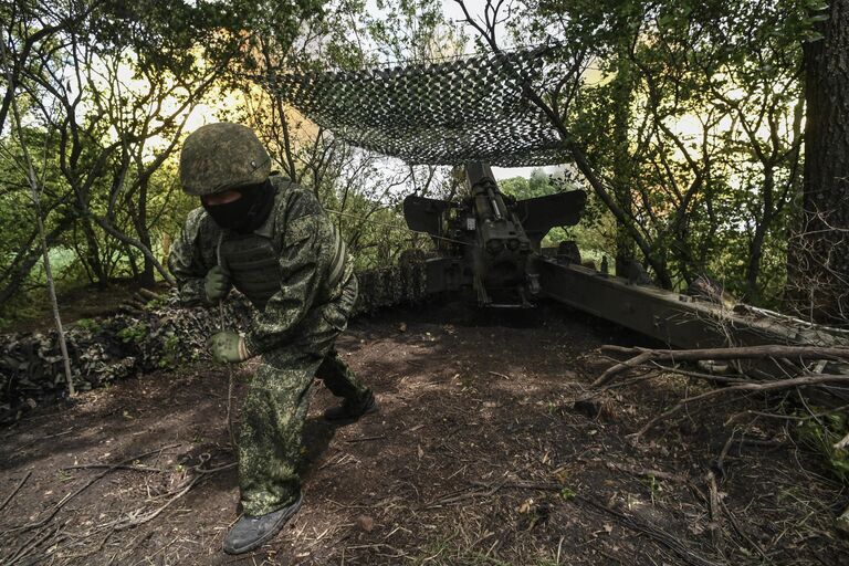 Военнослужащий ВС РФ на Запорожском направлении производит боевую стрельбу из самоходной артиллерийской установки  Гиацинт-С по украинской САУ