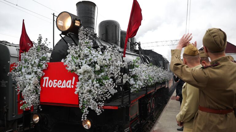 Символ победы - ретро-поезд Победа прибывает на железнодорожный вокзал