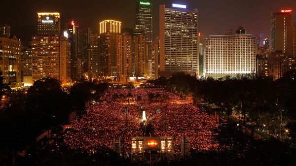 Десятки тысяч людей присутствуют на акции зажжения свечей в парке Виктории в Гонконге