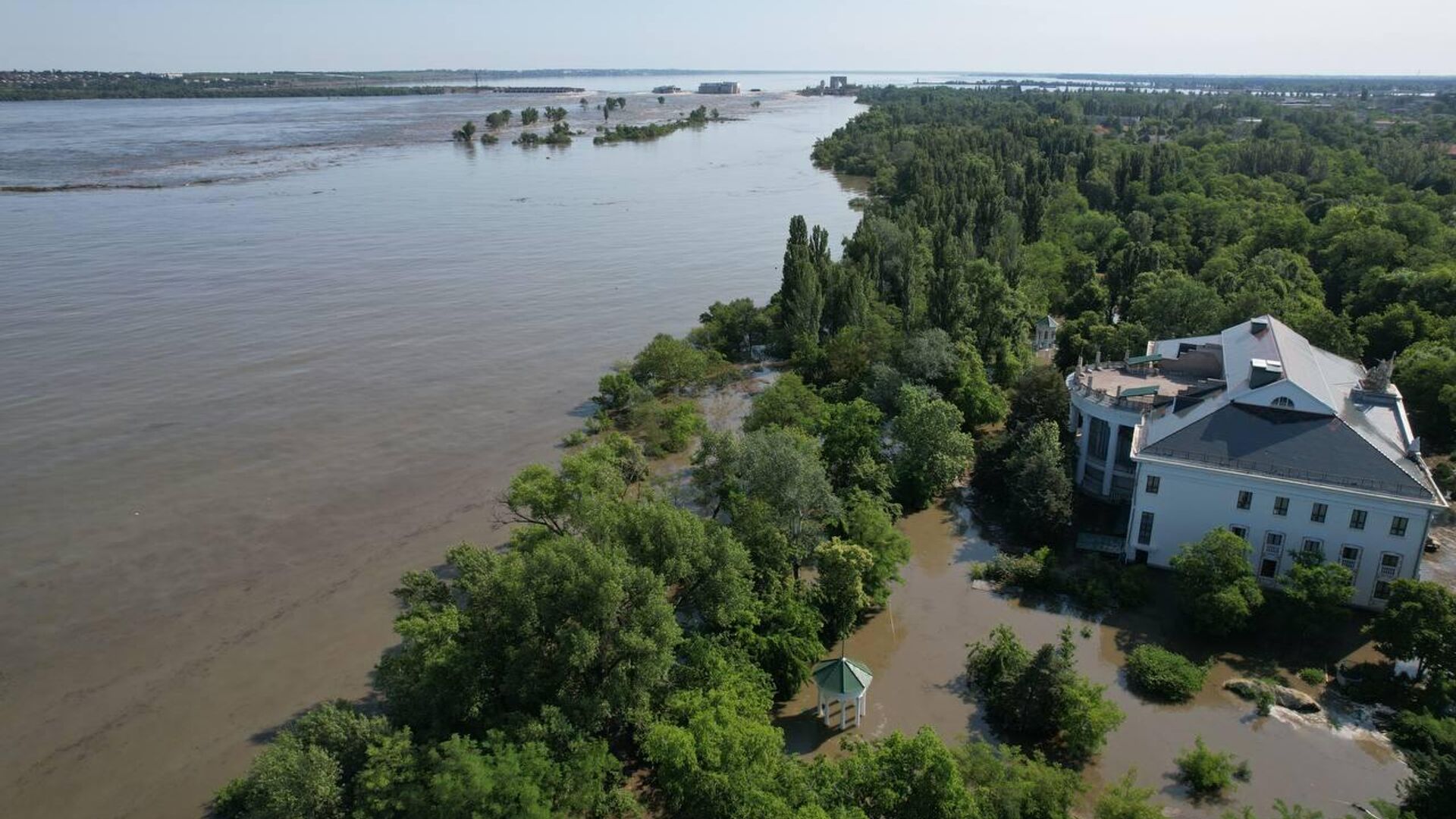 Затопленный центр Новой Каховки - РИА Новости, 1920, 06.06.2023