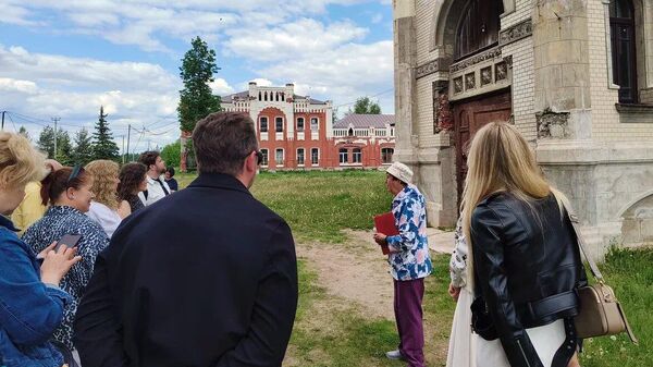 Наталья Павловна ведет экскурсию по замку Понизовкина