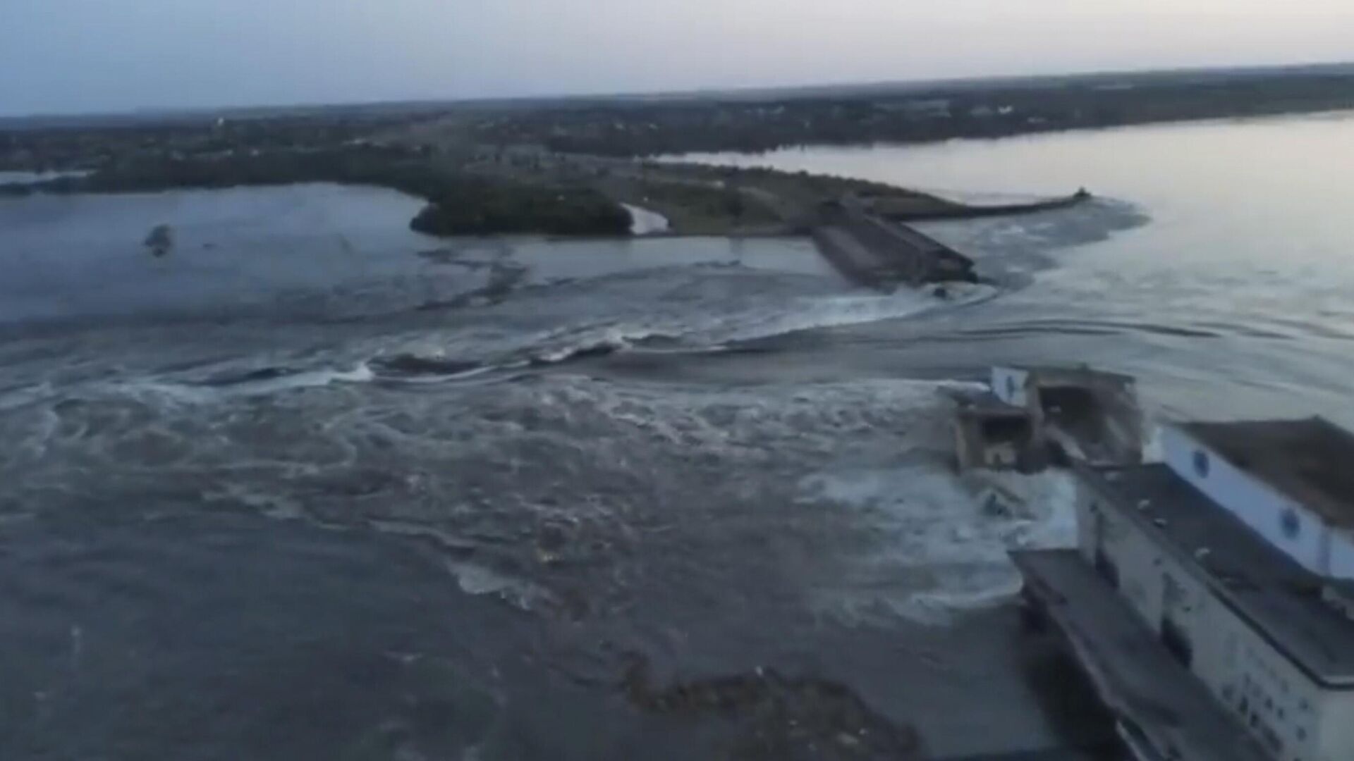 The consequences of the bombing of the Kakhovskaya hydroelectric power station by the Armed Forces of Ukraine.  Freeze frame video - RIA Novosti, 1920, 06/06/2023