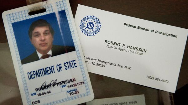 Удостоверение личности и визитная карточка бывшего агента ФБР Роберта Ханссена