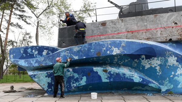 Местные жители красят памятник морякам-участникам Великой Отечественной войны в Мариуполе