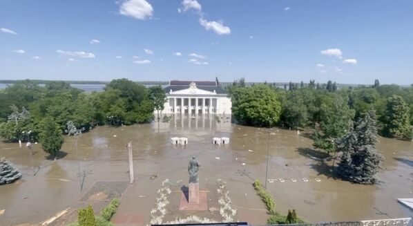 Затопленный центр Новой Каховки. Кадр видео