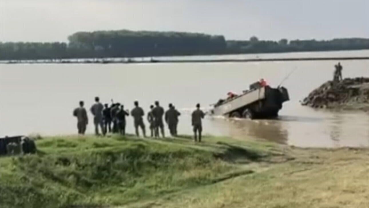 БТР Piranha 3, затонувший во время учений Saber Guardian-2023 в Румынии. Кадр видео - РИА Новости, 1920, 06.06.2023