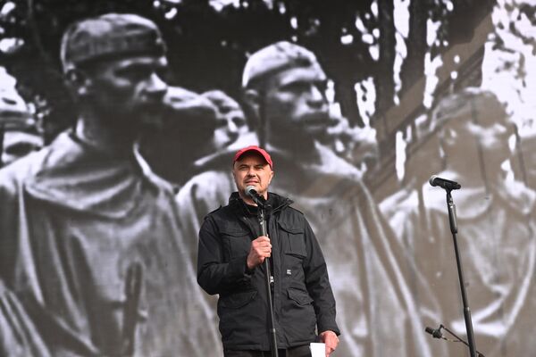 Поэт Влад Маленко во время Часа поэзии войны и мира на IX книжном фестивале Красная площадь в Москве