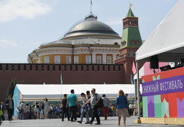 Открытие книжного фестиваля Красная площадьПосетители на открытии книжного фестиваля Красная площадь в Москве