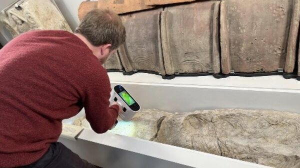 Археолог проводит 3D-сканирование захоронений древних римлян