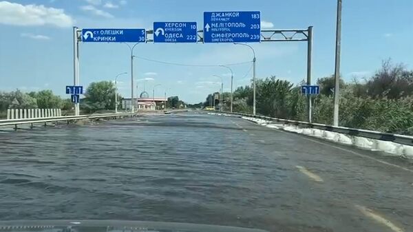 Затопленные магистраль и жилой сектор в Херсонской области