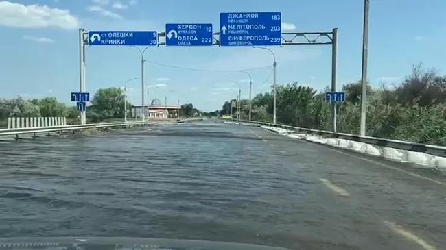 Затопленные магистраль и жилой сектор в Херсонской области