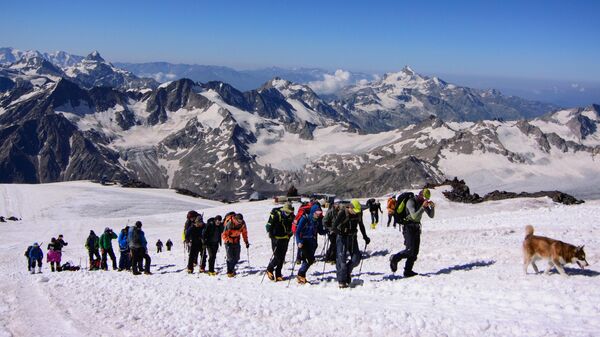 Группа альпинистов поднимается на вершину горы Эльбрус