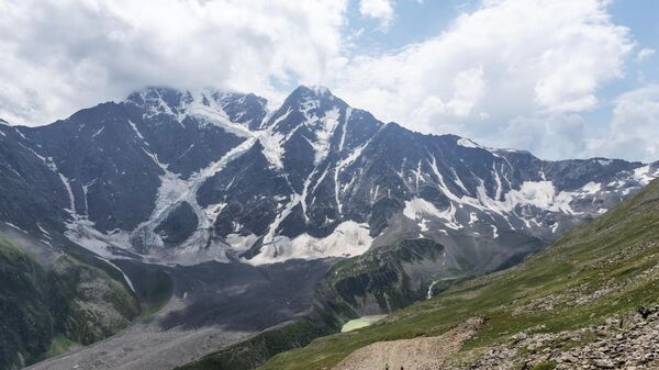 Вид на гору Чегет на Кавказе